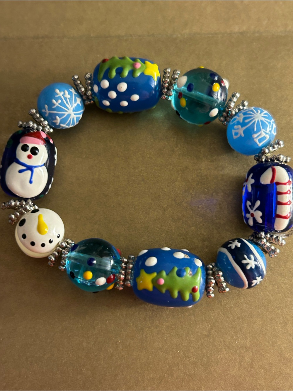 NWT Bracelet Two’s Company XMAS glass beads tree, snowflakes, snowman stretch